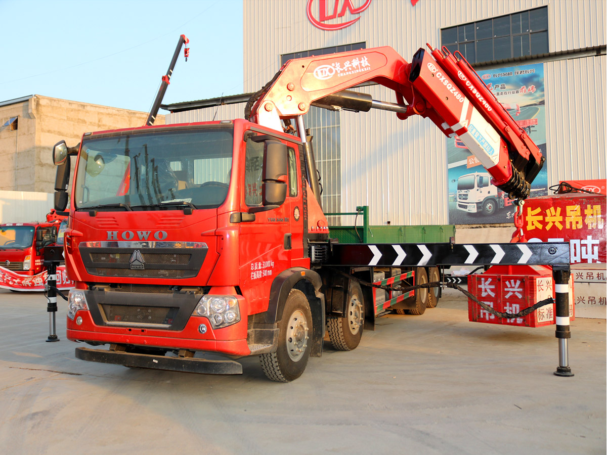 重汽豪沃前四后八上裝長(zhǎng)興25噸折臂式吊機(jī)
