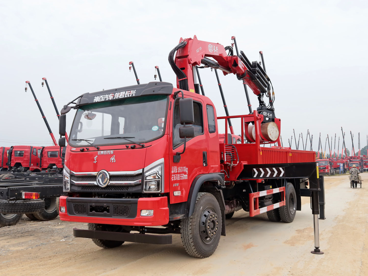 東風(fēng)D912排半上裝長(zhǎng)興6.3噸折臂式吊機(jī)（帶夾木器）