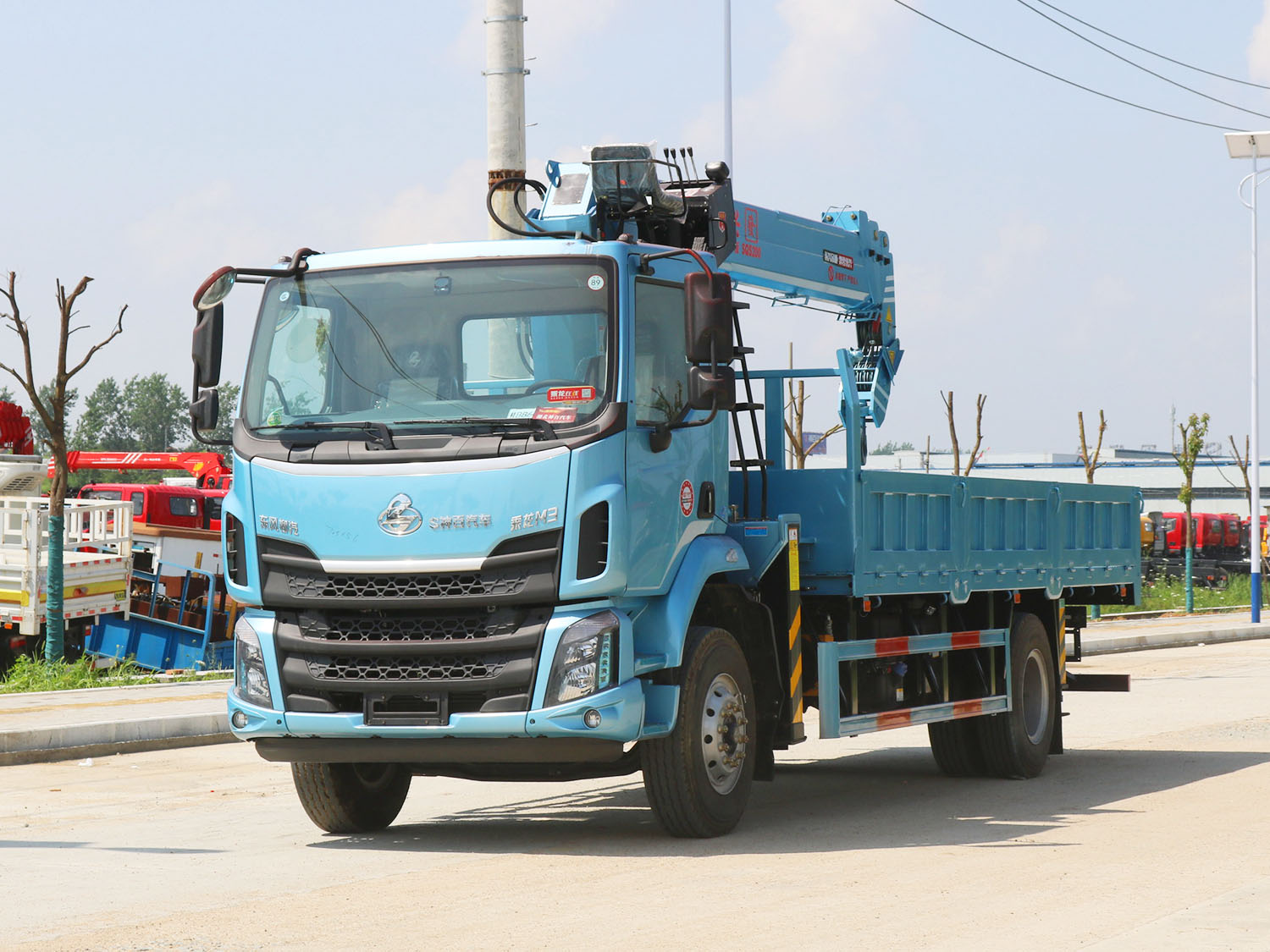 東風柳汽乘龍M3單排上裝長興發(fā)財版8噸直臂式吊機