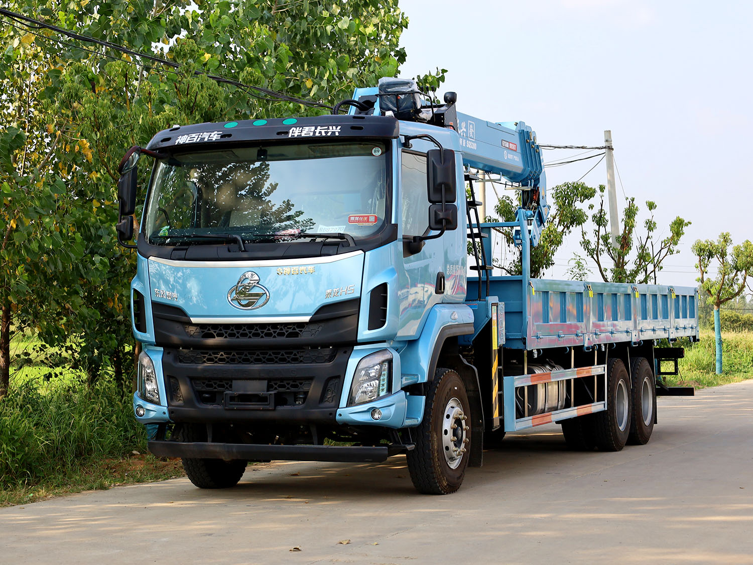 東風(fēng)柳汽乘龍H5后八輪上裝長興發(fā)財版12噸直臂式吊機