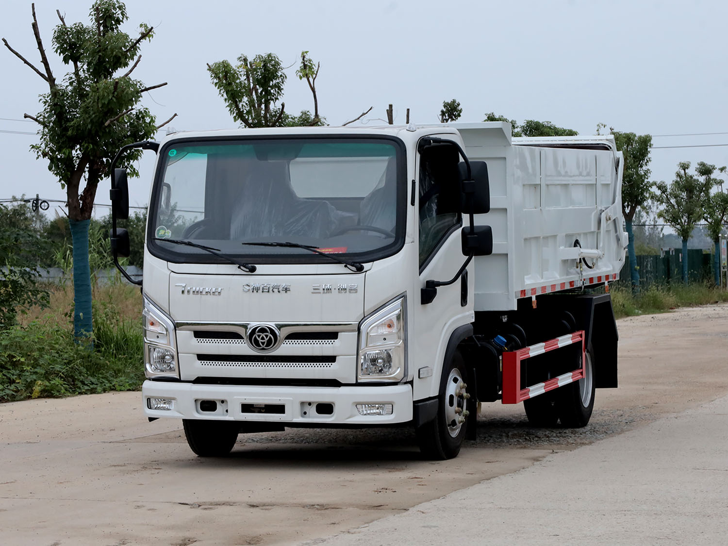 三環(huán)創(chuàng)客藍牌自卸車