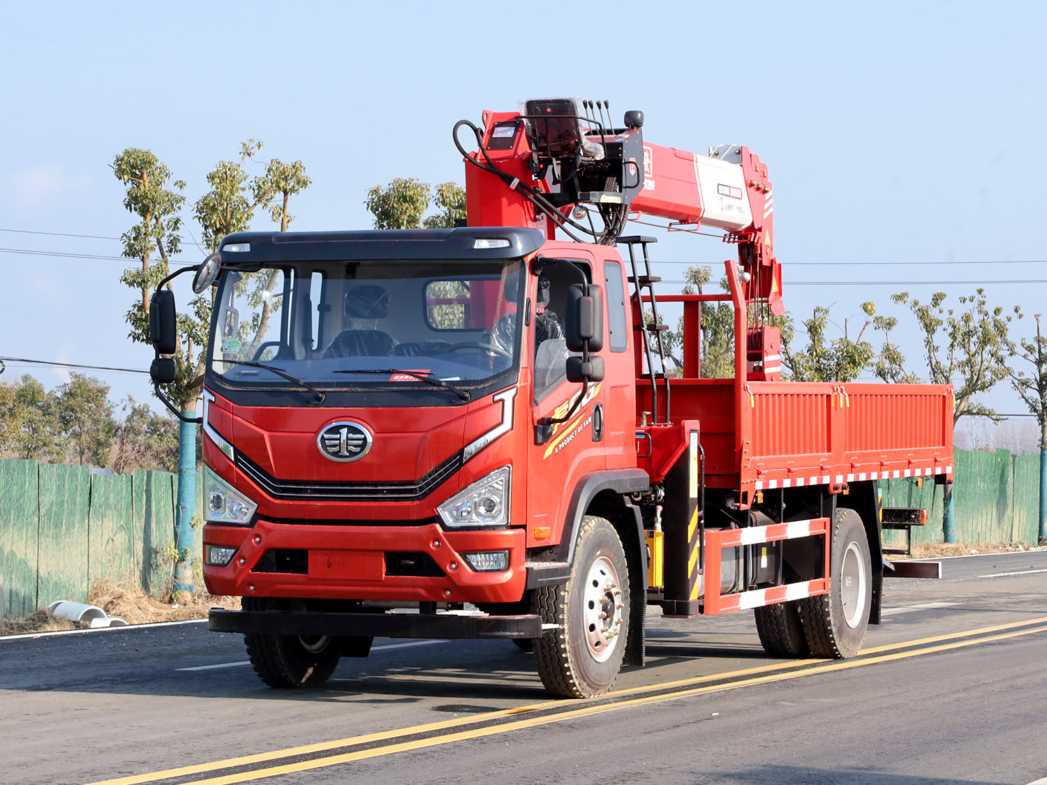 解放虎6G排半上裝長興發(fā)財(cái)版8噸直臂式吊機(jī)