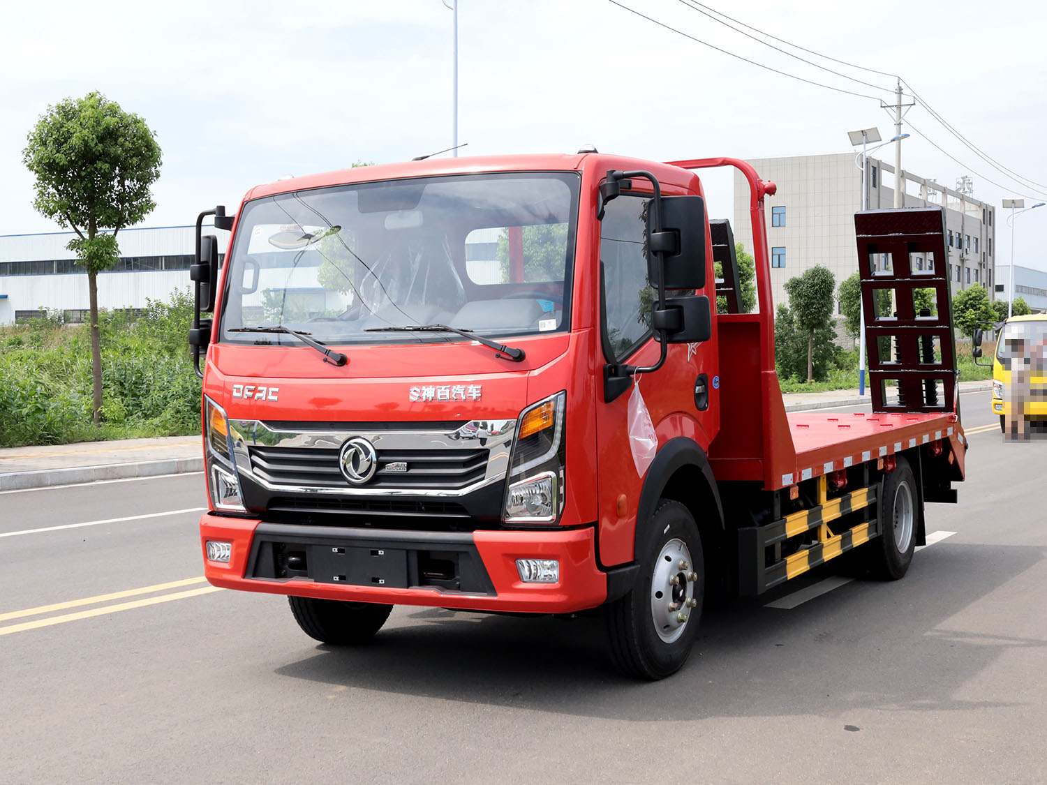 東風(fēng)多利卡D6藍(lán)牌平板運(yùn)輸車